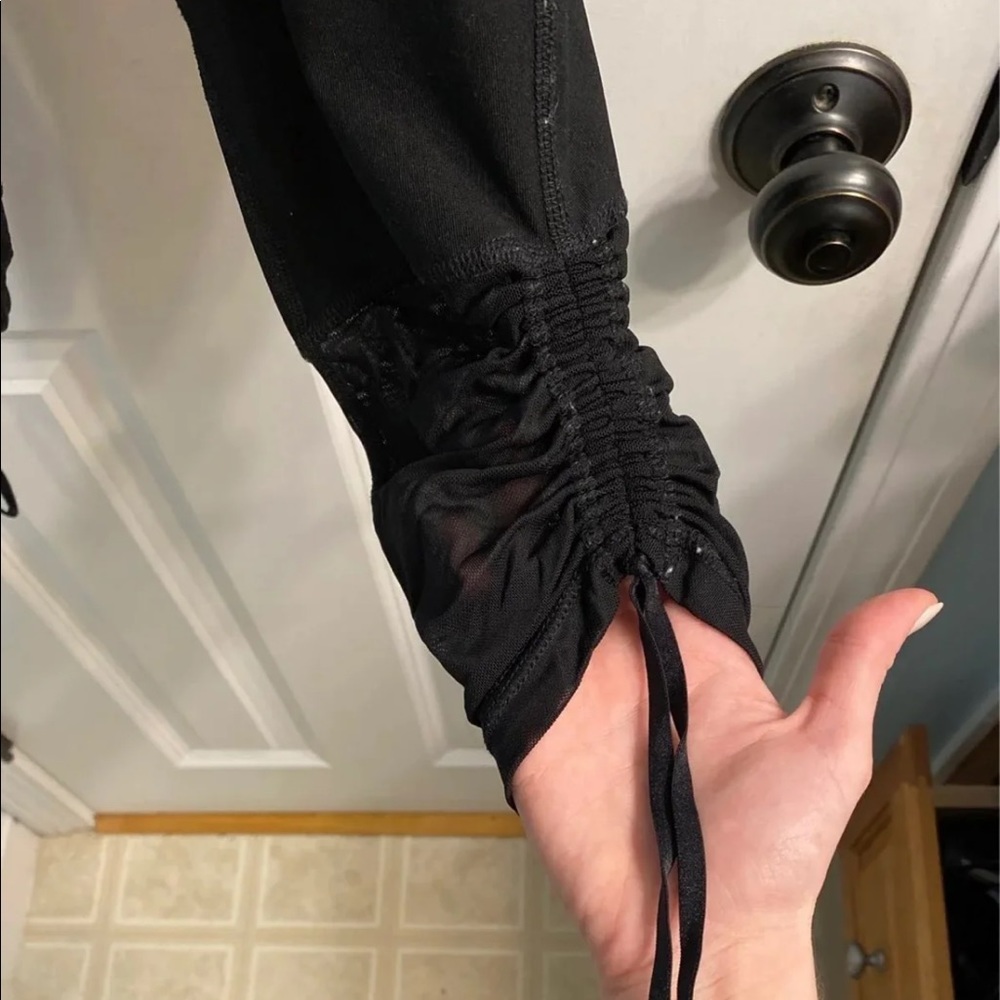 Layer 8 Cropped Leggings - Picture 3 of 5
